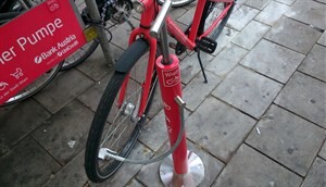 RAKOUSKO: Veřejné pumpičky pomáhají cyklistům, rodičům i vozíčkářům ve Vídni